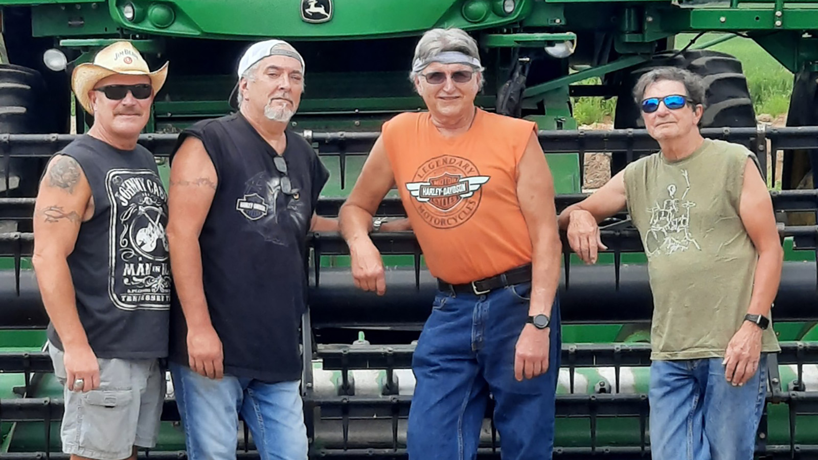 Crowd enjoying Goldyn Heartz